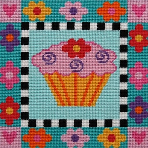 K&ouml;nnte beinhalten: Ein rosa und gelber Cupcake mit einem Wirbelmuster auf der Oberseite, umgeben von bunten Blumen auf einem blau-wei&szlig; karierten Hintergrund.