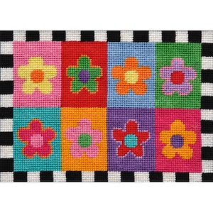 K&ouml;nnte beinhalten: Ein farbenfrohes Nadelbild mit neun stilisierten Blumen in einem Rastermuster. Die Blumen sind in den Farben Rosa, Rot, Orange, Gelb, Gr&uuml;n, Blau und Lila gehalten. Der Hintergrund ist ein schwarz-wei&szlig;es Karomuster.