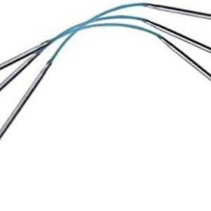 Könnte beinhalten: Ein Satz silberfarbener Rundstricknadeln mit spitzen Spitzen, verbunden durch ein flexibles blaues Kabel. Die Nadeln sind in einer gebogenen Form vor einem weißen Hintergrund angeordnet, ideal für Strickprojekte.