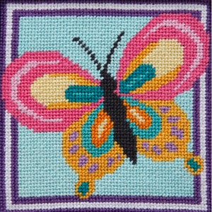 Pode incluir: Uma borboleta colorida com asas rosa, amarelas, laranja, azul-turquesa e roxas sobre um fundo azul claro. A borboleta &eacute; emoldurada por uma borda roxa e branca.