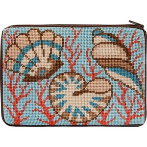 Op de afbeelding: Een rechthoekig etui met ritssluiting met een maritiem thema. De lichtblauwe achtergrond is bedekt met een naaldkunstontwerp van schelpen in bruin- en blauwtinten en rood koraal. De tas heeft een bruine rand en ritssluiting.