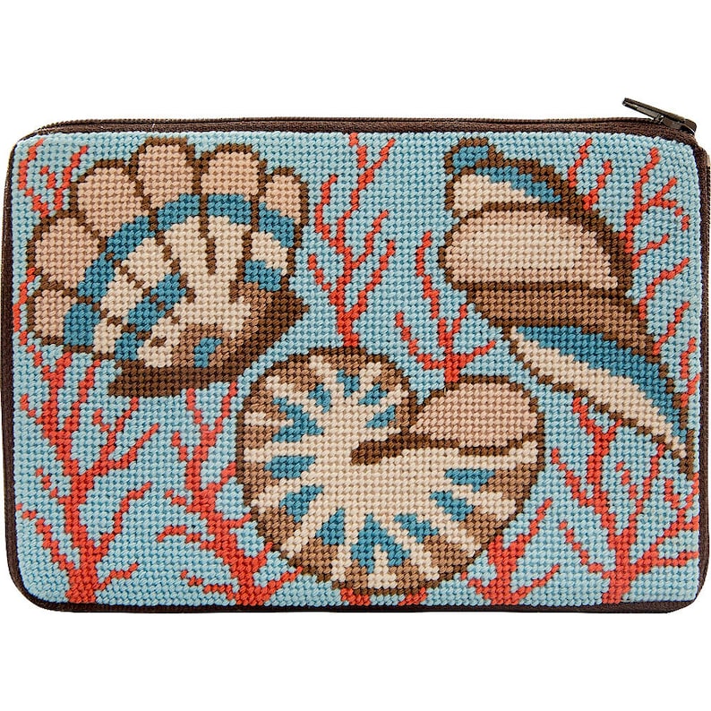 Op de afbeelding: Een rechthoekig etui met ritssluiting met een maritiem thema. De lichtblauwe achtergrond is bedekt met een naaldkunstontwerp van schelpen in bruin- en blauwtinten en rood koraal. De tas heeft een bruine rand en ritssluiting.