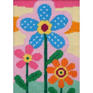 Pode incluir: Um desenho de ponto de agulha colorido com tr&ecirc;s flores com caules e folhas verdes. As flores s&atilde;o uma flor azul com pontos brancos, uma flor rosa com centro amarelo e uma flor laranja com centro vermelho.
