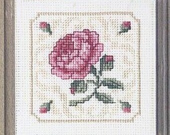 Kits de sous-verres Textile Heritage floral au point de croix dans une variété de modèles : rose de Damas, trèfles, rose tudor, lavande victorienne