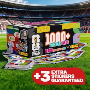 Könnte beinhalten: Sammelbox für die FIFA Fussball-Weltmeisterschaft 2026 mit über 1000 Stickern. Die schwarze Box hat farbige Akzente und das FIFA World Cup Logo. Enthält 143 Päckchen und garantiert 3 zusätzliche Sticker. Päckchen und Box auf grünem Feld.