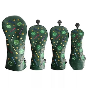 Puede incluir: Juego de cuatro fundas verdes para la cabeza de palos de golf. Cada funda está decorada con pelotas de golf, tees y estrellas bordadas en varios colores. Las fundas tienen una textura similar al cuero y una pequeña fijación redonda negra.