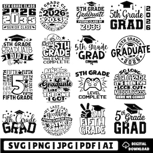 Può includere: Una collezione di design in bianco e nero per la laurea in 5a elementare. I design includono testo come "5th Grade Grad", "Future Class of 2033" e "Level Complete". L'immagine include anche icone di tipo di file.