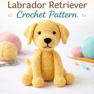 Pode incluir: Um cão Labrador Retriever amarelo de crochê está sentado em uma superfície branca. O cão tem olhos pretos e um nariz preto. O texto "Labrador Retriever Crochet Pattern" está na parte superior da imagem. Bolas de lã rosa e azul estão no fundo.