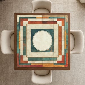 Op de afbeelding: Een vierkante houten speeltafel met een tafelblad voorzien van een geometrisch patroon van concentrische vierkanten en een centrale cirkel. Het ontwerp bevat een kleurenpalet van crème, blauwgroen en oranje met een verweerde textuur.