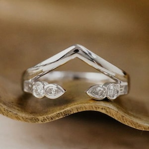 Bezel Set Pear, rund, Baguette Cut Stackable Open Gap Band, Kurve Hochzeit Matching Band, V-Form Split Shank 18K Gold Chevron Bandring