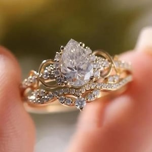 Anillo de compromiso de moissanita en forma de pera en oro de 14 quilates, diseño floral vintage, anillo de compromiso de aniversario curvo con diamantes.