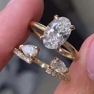 Pierścionek z moissanitem o szlifie owalnym 10 x 7 mm z obrączką w szlifie gruszkowym, unikatowy zestaw pierścionków ze złota 14K Y/W/R z diamentami, owalny zestaw obrączek ślubnych z diamentami