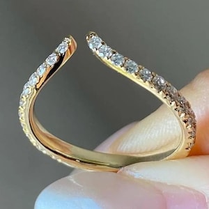 Anillos apilables abiertos curvos con moissanita de talla redonda, alianza de boda con abertura en forma de V de oro macizo de 14 quilates, anillo nupcial a juego, alianza de aniversario a juego.