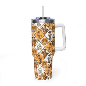 Puede incluir: Un vaso de acero inoxidable con asa y pajita que presenta un patr&oacute;n de rombos repetido en naranja y blanco. El dise&ntilde;o incluye ilustraciones de un vaquero, un caballo y el texto que dice Sheriff Woody y Let's RIDE!
