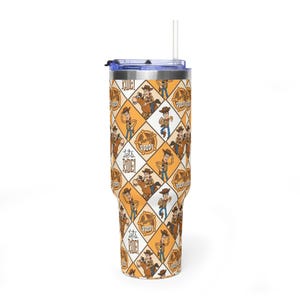 Puede incluir: Un vaso de acero inoxidable con tapa transparente y pajita, con un patr&oacute;n de rombos repetitivo en naranja y blanco. El dise&ntilde;o incluye ilustraciones de un vaquero, estrellas de sheriff y el texto "Let's RIDE!" y "Sheriff Woody".