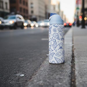 Bouteille d'eau de 32 oz dessin au trait coquillage bleu, gobelet esthétique fille de la côte, bouteille isolée en acier inoxydable, cadeau d'amoureux de la plage pour elle