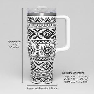 Puede incluir: Un vaso blanco con un patr&oacute;n geom&eacute;trico negro, tapa transparente y asa blanca. El vaso tiene una altura aproximada de 24,13 cm y un di&aacute;metro de 10,16 cm. Las dimensiones del accesorio son 32,50 mm por 18,00 mm por 15,0 mm.