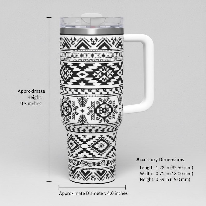 Puede incluir: Un vaso blanco con un patr&oacute;n geom&eacute;trico negro, tapa transparente y asa blanca. El vaso tiene una altura aproximada de 24,13 cm y un di&aacute;metro de 10,16 cm. Las dimensiones del accesorio son 32,50 mm por 18,00 mm por 15,0 mm.