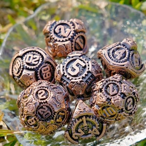 Conjunto de dados Steampunk de metal | Design de engrenagem bronze com bordas afiadas