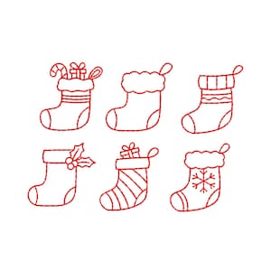 以下が含まれることがあります： 赤色の刺繍で描かれた6種類のクリスマスストッキングのデザインセット。キャンディケイン、ギフトボックス、ヒイラギの葉、斜めのストライプ、雪の結晶など、様々な模様が赤いステッチのアウトラインスタイルで表現されています。