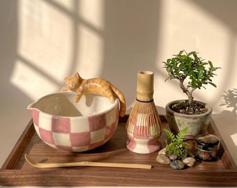 Kundenspezifisches Keramik-Katzen-Auf-Bowl-Matcha-Set | Handgemachte Karierte Chawan & Chasen Halter
