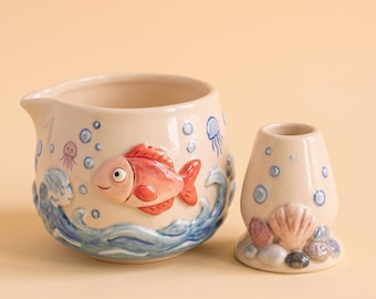 Ensemble bol à matcha fait main en forme de poisson de l'océan avec bec verseur et porte-fouet en céramique en forme de coquillage