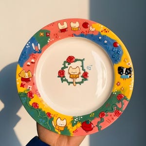 Peut inclure: Ensemble de trois mugs en céramique avec une finition mate et mouchetée. Les tasses sont de couleur crème, gris clair et gris foncé. Chaque mug a un design simple et moderne avec une anse arrondie.