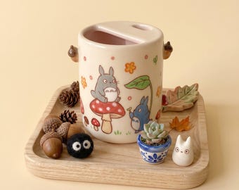 Gobelet en céramique, décoré à la main de champignons et d'esprits de la forêt, avec couvercle à bec verseur.