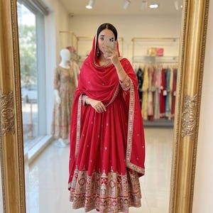 デザイナーシノンシルクロングガウン - 重厚な刺繍コーディングワークとスパンコール - インドのブライダルゲスト用衣装