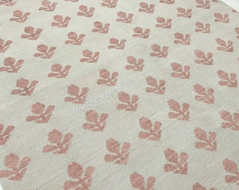Alfombra de lana rosa con estampado floral, anudada a mano, suave alfombra botánica de tonos neutros.