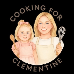 Könnte beinhalten: Illustration einer Frau und eines kleinen Mädchens mit blonden Haaren, die lächeln. Das Mädchen trägt ein rosa Kleid und hält einen Holzlöffel. Die Frau trägt eine Schürze und hält einen Schneebesen. Text: "COOKING FOR CLEMENTINE".
