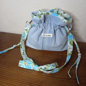 Sac seau fait main en jean recyclé et coton fleuri – sac bourse upcyclé – sac pochon bohème – pièce unique écoresponsable