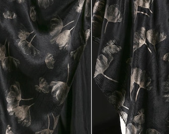 Tela de acetato con hojas de ginkgo en negro y dorado: caída densa para vestidos y qipaos