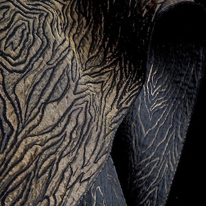 Luxe bronzen jacquardstof met bastreliëf – extreme textuur voor sculpturale couture en kunstinstallaties
