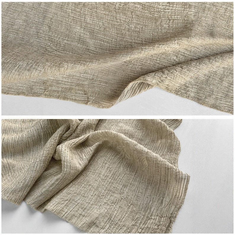 Puede incluir: Primer plano de una tela texturizada en un color beige neutro. La tela tiene un aspecto arrugado con l&iacute;neas verticales y horizontales, creando un efecto tejido. Los pliegues y el drapeado de la tela son visibles.