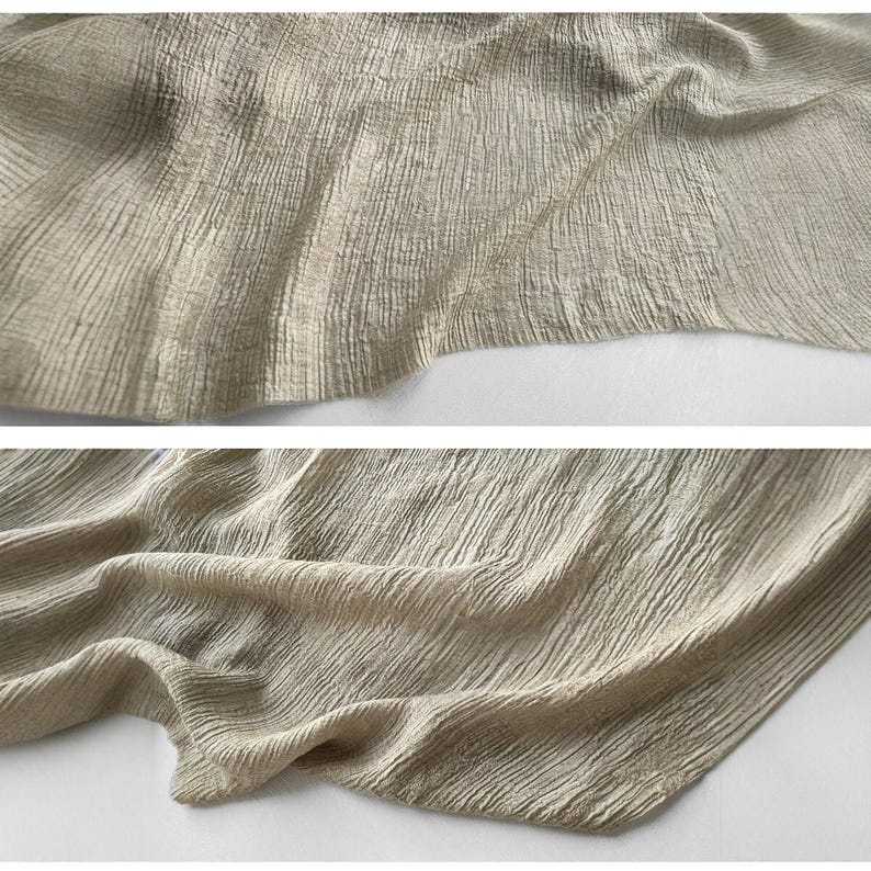 Puede incluir: Primer plano de una tela beige con una apariencia texturizada y arrugada. La tela est&aacute; drapeada, con pliegues visibles y sutiles variaciones de tono, creando una sensaci&oacute;n de profundidad y movimiento. El material parece suave y ligero.