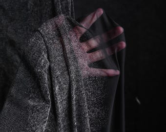Denim mesh met kleurverloop grijs: doorzichtige runway-textuurstof voor avant-garde design