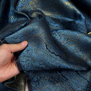 Tela jacquard brocada Galaxy, textil abstracto pictórico en azul de Prusia y dorado para neochinos.
