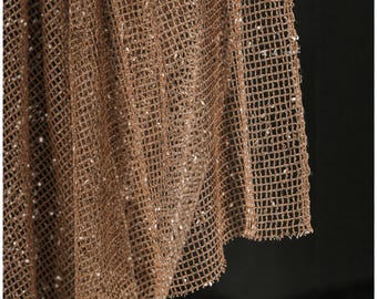 Caramel mesh-rasterstof: visnetgaren met structuur en meerkleurige pompons