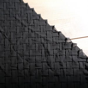 Svart tegelvävd chiffong, 3D-texturerat veckat tyg för modern inredning