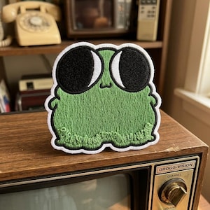 Big Eye Frog Embroidered Patch, Funny Froggy Iron On Badge, Quirky Green Animal Applique, Weirdcore Aesthetic Decor, Cute Frog Lover Gift