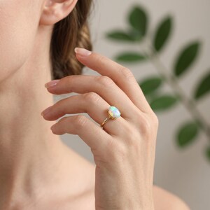 Anillo de ópalo cultivado, anillo solitario de ópalo ovalado minimalista chapado en oro de 9 quilates, delicada alianza apilable de ópalo de estilo vintage, regalo para ella.