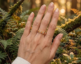Anillo de oro macizo de 9 quilates con piedra solar, gema cuadrada engastada en bisel y banda con detalles de diamantes.