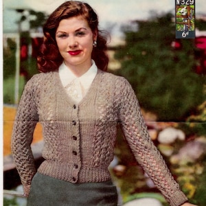 Puede incluir: Una mujer lleva un cárdigan de punto marrón con un patrón de encaje. El cárdigan tiene cuello en V y botones en la parte delantera. La mujer lleva una camisa blanca con cuello debajo del cárdigan. La imagen incluye el texto "Hand Knitwear in Mercury Double Knitting".