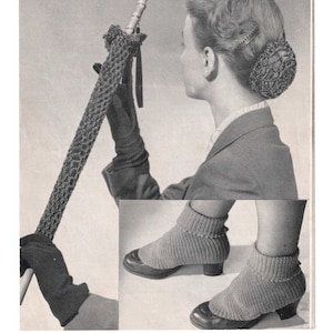 Pode incluir: Padrão de tricô vintage com capa de guarda-chuva, touca de cabelo e polainas. A imagem mostra uma mulher com uma touca de cabelo de malha, segurando um guarda-chuva coberto por uma bainha de malha. As polainas também são de malha. O texto diz "Weldons Knitwear".