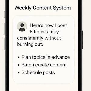 以下が含まれることがあります： スマートフォン画面に「Weekly Content System」の文字が表示されています。画面には、事前にトピックを計画する、バッチでコンテンツを作成する、投稿をスケジュールするというヒントが表示されています。携帯電話は黒色で、画面は白色です。