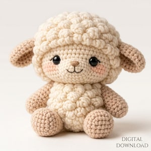 Puede incluir: Una muñeca de oveja de ganchillo en crema y beige. La oveja tiene una cabeza esponjosa, orejas pequeñas y una cara sonriente con mejillas rosadas. La muñeca está sentada con las piernas y los brazos al frente. Las palabras "DESCARGA DIGITAL" están en la esquina inferior derecha.