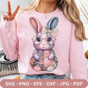 Puede incluir: Sudadera rosa claro con un diseño de conejo caprichoso. El conejo lleva gafas redondas y un lazo, con un estampado floral y a cuadros en el cuerpo. La imagen incluye el texto "SVG - PNG - EPS - DXF - JPG - PDF".