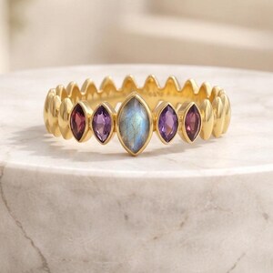 Verlobungsring mit Labradorit, Amethyst und Granat, 925er Sterlingsilber, Geburtsstein-Geschenk für die Freundin.