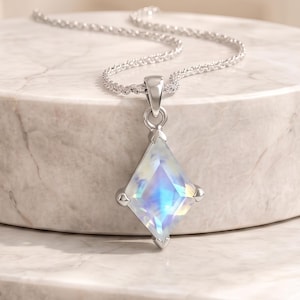 Colgante de piedra lunar arcoíris con forma de cometa, collar minimalista de plata de ley 925, regalo de piedra de nacimiento de junio.
